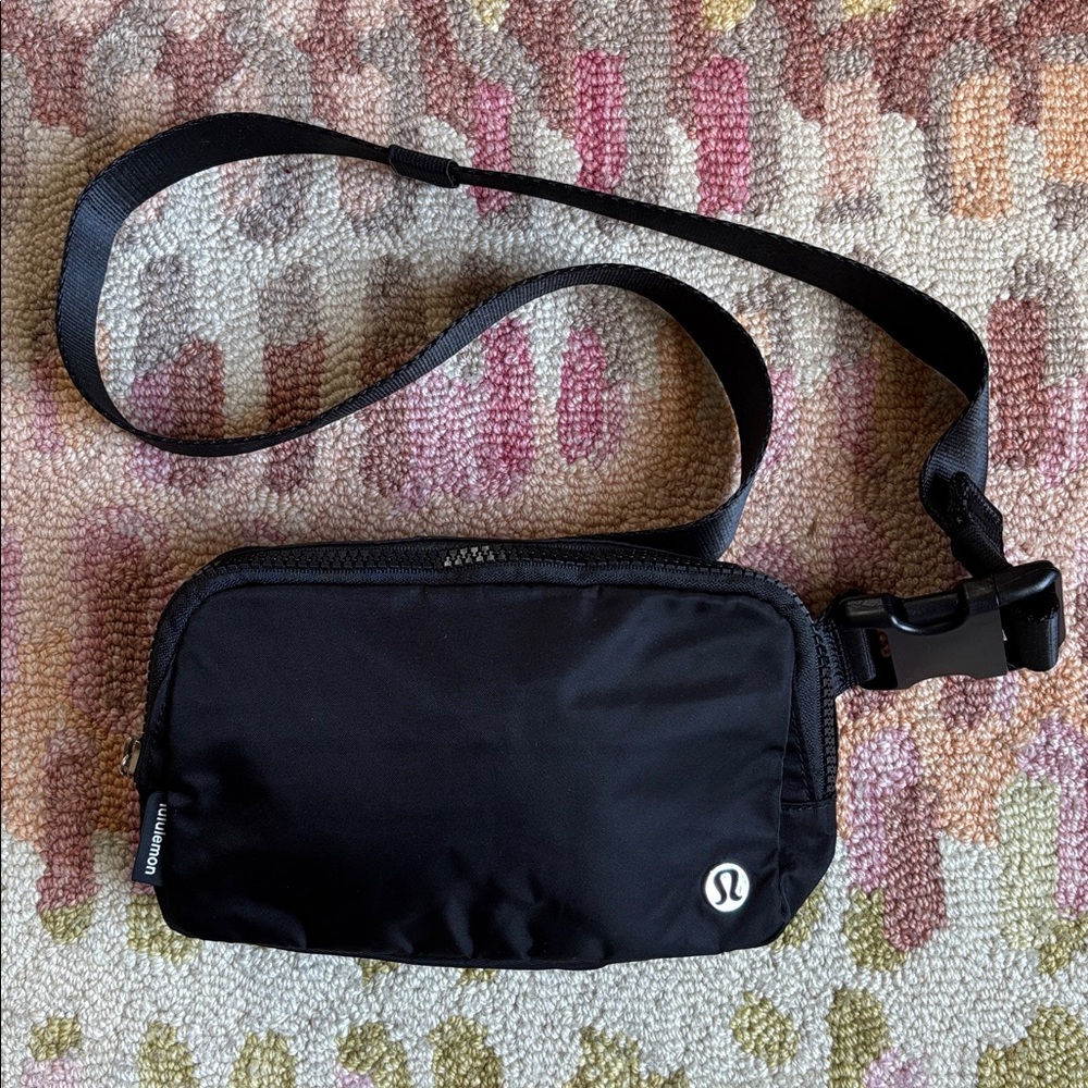 🍦HOST PICK🍦Lululemon Everywhere Belt Bag New (with no tag) Black